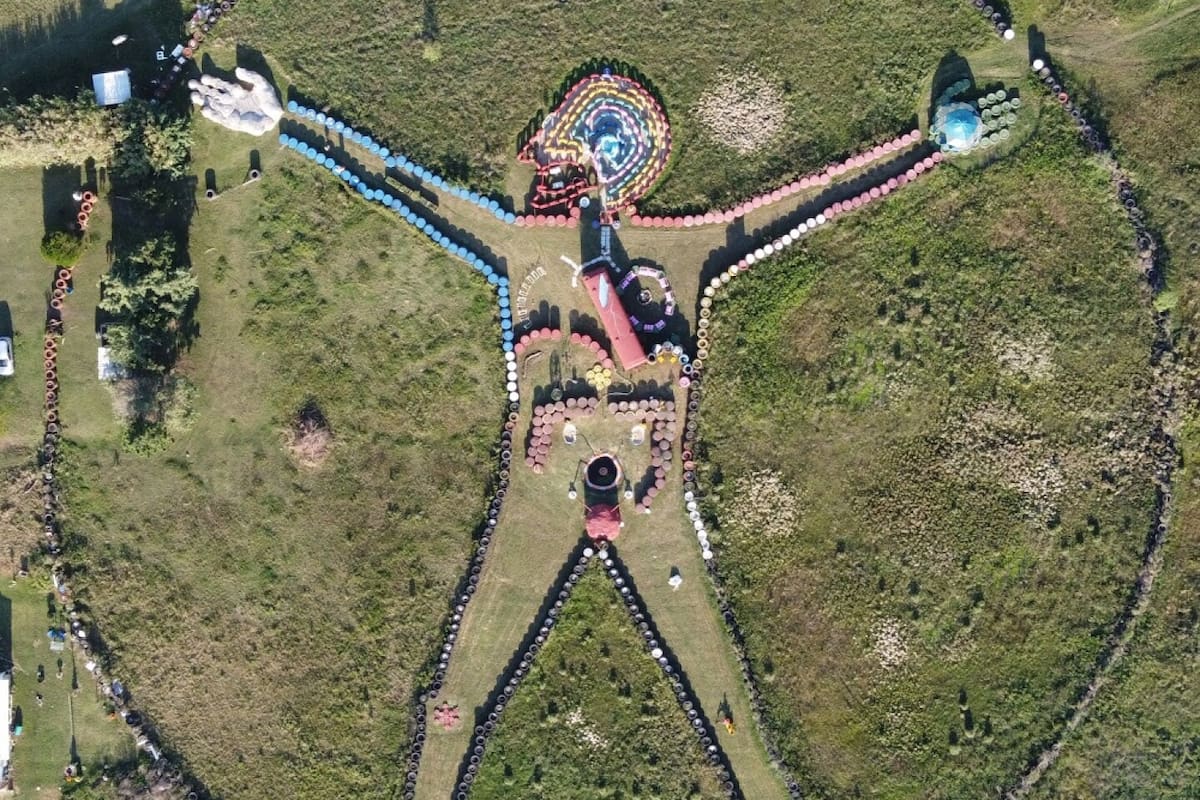 Vista aérea del hombre de Vitruvio, en Punta Espinillo. Tiene 110 metros de diámetro. Para su construcción se emplearon 2600 neumáticos de tractor