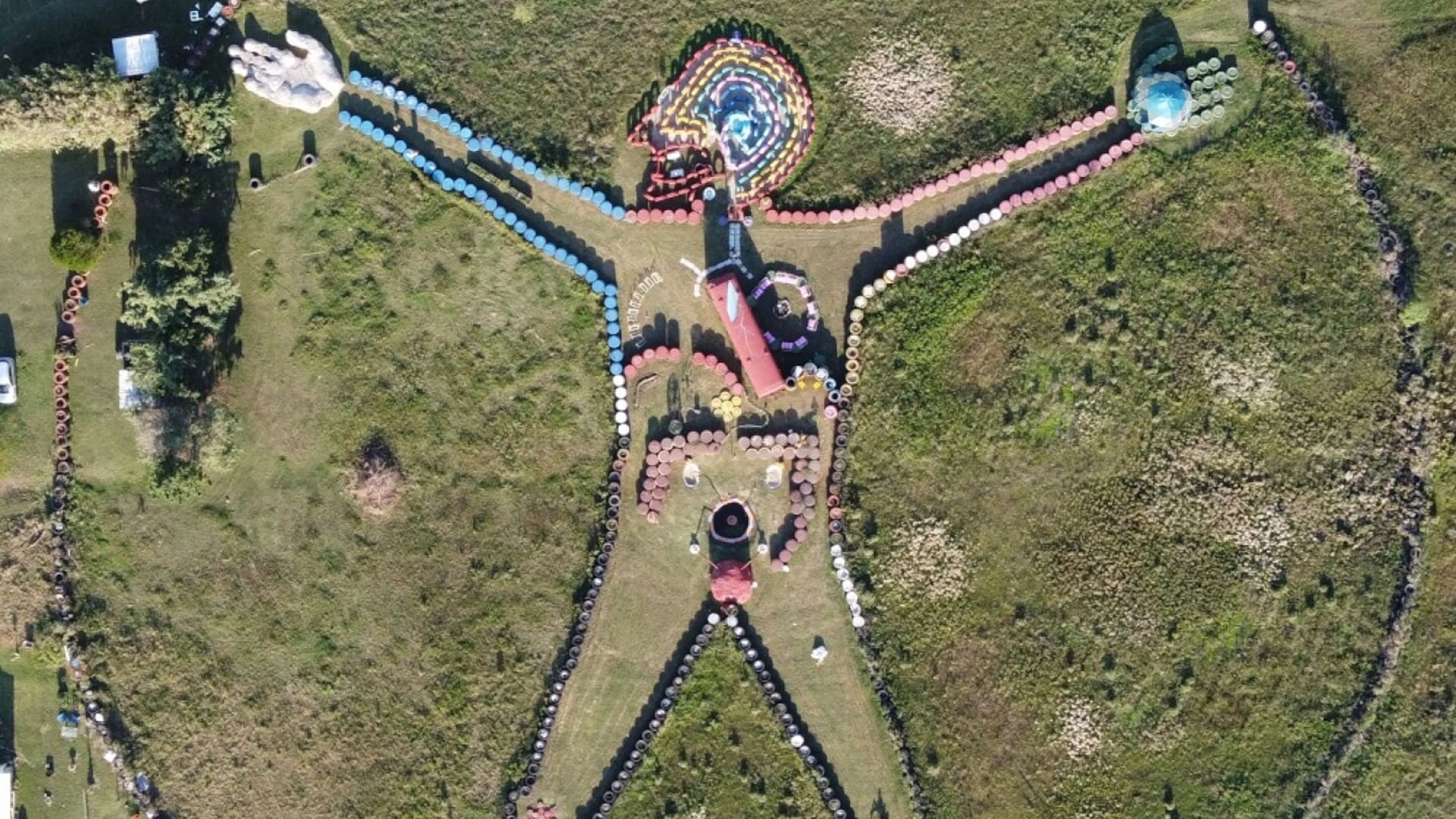 Vista aérea del hombre de Vitruvio, en Punta Espinillo. Tiene 110 metros de diámetro. Para su construcción se emplearon 2600 neumáticos de tractor