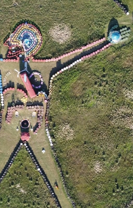 Vista aérea del hombre de Vitruvio, en Punta Espinillo. Tiene 110 metros de diámetro. Para su construcción se emplearon 2600 neumáticos de tractor