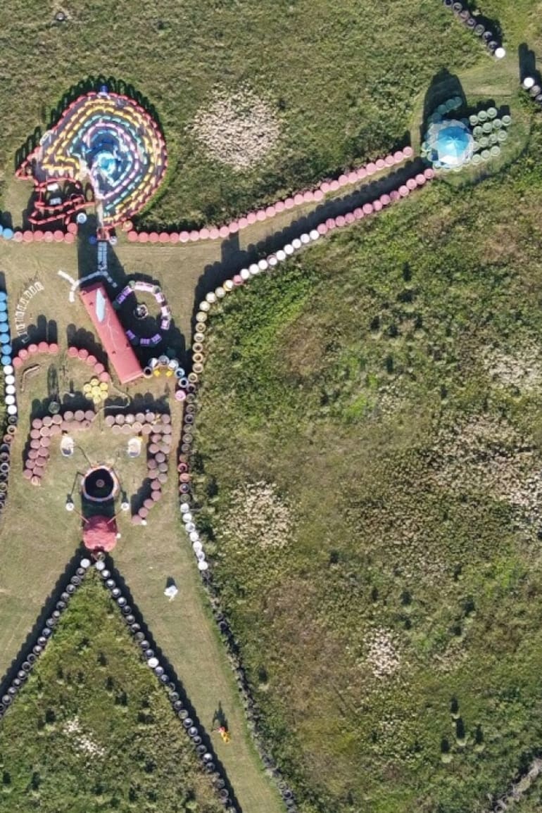 Vista aérea del hombre de Vitruvio, en Punta Espinillo. Tiene 110 metros de diámetro. Para su construcción se emplearon 2600 neumáticos de tractor