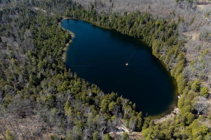 Vista aérea del lago Crawford mientras un equipo formado por científicos de la Universidad de Carleton y la Universidad de Brock recogen muestras de capas de sedimentos del fondo