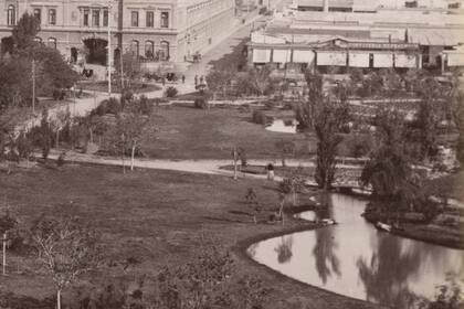 Vista aérea del lago de la Plaza Constitución