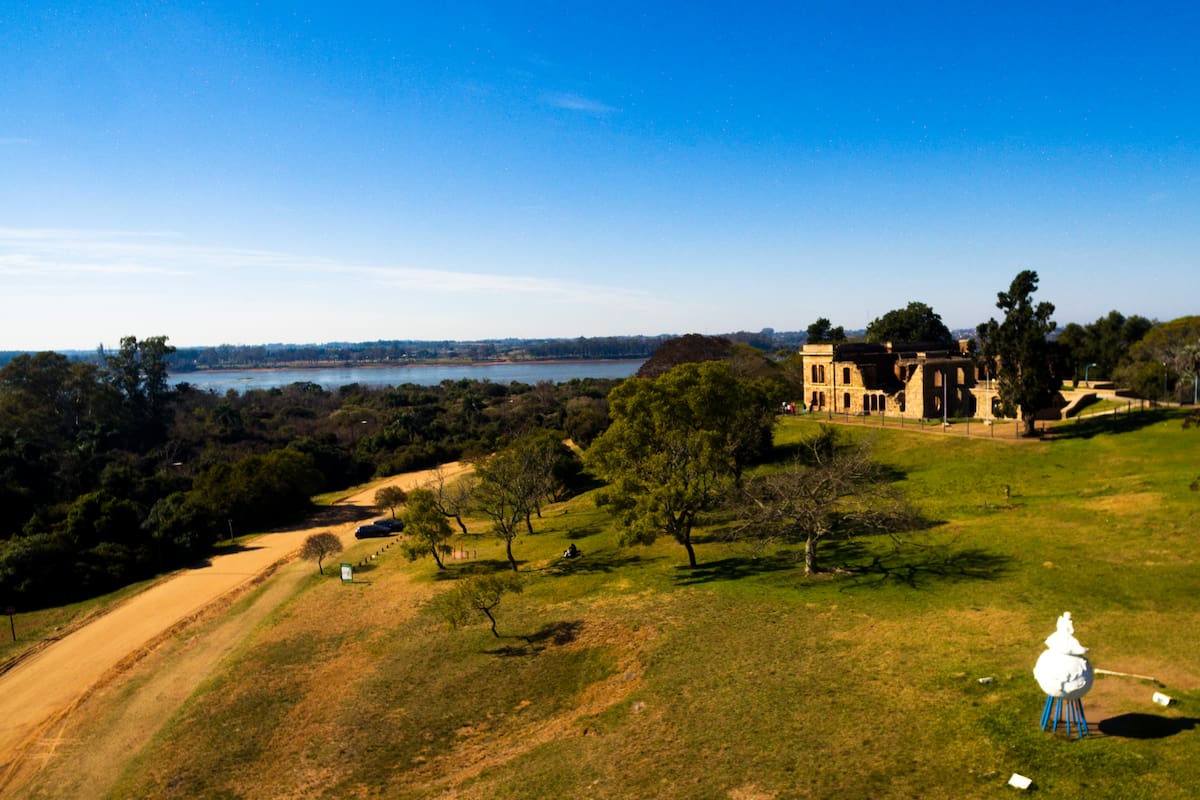 Vista aérea del Parque San Carlos, uno de los hitos locales de gran valor histórico.