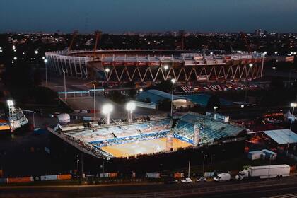 Vista aérea del Polo Deportivo Kempes, con el estadio central de tenis en primer plano y, detrás, el estadio de fútbol