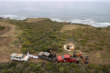 Vista aérea del pozo donde fueron hallados cuatro cadáveres, de los cuales tres serían de los surfistas extranjeros desaparecidos. (Guillermo Arias / AFP)