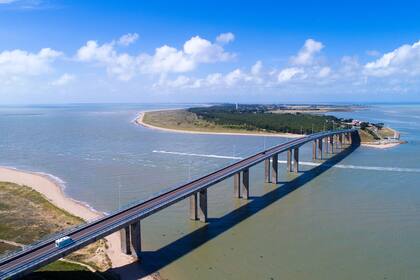 Vista aérea del puente entre la isla Noirmoutier y La Barre de Monts en Vendee, Francia