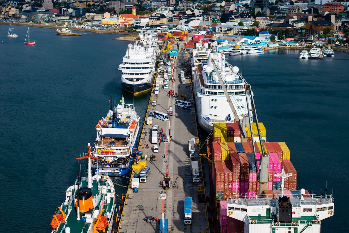 Vista aérea del Puerto de Ushuaia, en Tierra del Fuego; es considerada la puerta de acceso a la Antártida