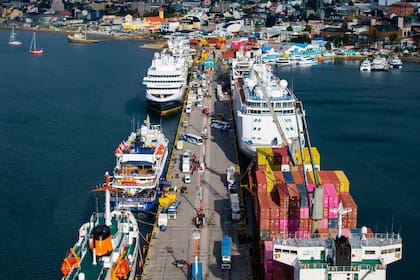 Vista aérea del Puerto de Ushuaia, en Tierra del Fuego; es considerada la puerta de acceso a la Antártida