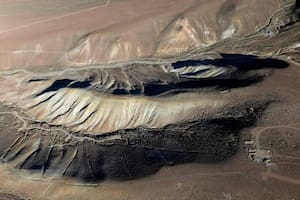 Vista aérea del salar de Olaroz, cerca de Olaroz Chico, en Jujuy, Argentina (1 de julio de 2024). Junto a Chile y Bolivia, el país integra el llamado “triángulo del litio”, que concentra más de la mitad de las reservas mundiales. En 2023, Argentina fue el cuarto productor global, detrás de Australia, Chile y China. (Foto: Luis Robayo / AFP)
