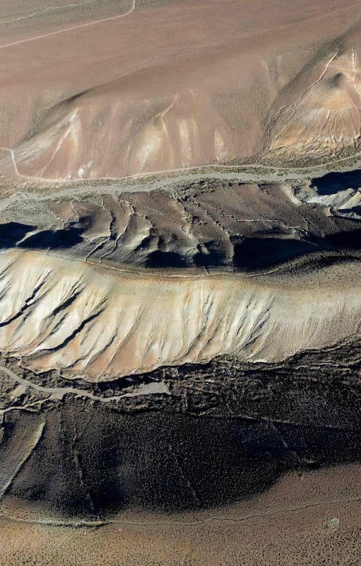 Vista aérea del salar de Olaroz, cerca de Olaroz Chico, en Jujuy, Argentina (1 de julio de 2024). Junto a Chile y Bolivia, el país integra el llamado “triángulo del litio”, que concentra más de la mitad de las reservas mundiales. En 2023, Argentina fue el cuarto productor global, detrás de Australia, Chile y China. (Foto: Luis Robayo / AFP)