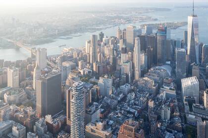 Vista aérea del sur de Manhattan con la torre 56 Leonard en primer plano y el One World Trade Center al fondo, en el distrito financiero de Nueva York
