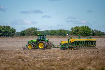 Vista Aérea del trabajo en el campo durante el tiempo de siembra de soja