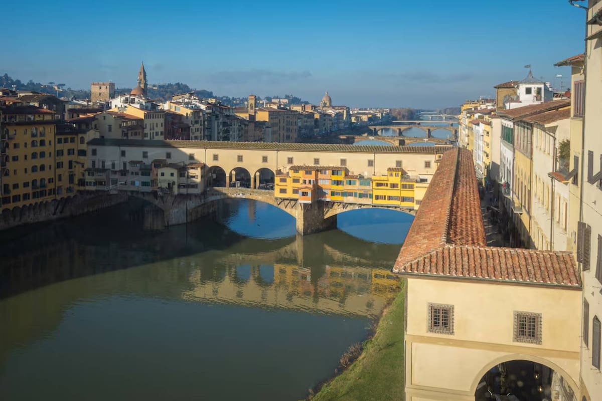 Vista aérea donde se aprecia el corredor construido por Giorgio Vasari en el siglo XVI en Florencia, que parte del edificio de los Uffizi, va paralelo al río y luego sigue sobre las casas del Ponte Vecchio. Imagen cedida por la Galería de los Uffizi