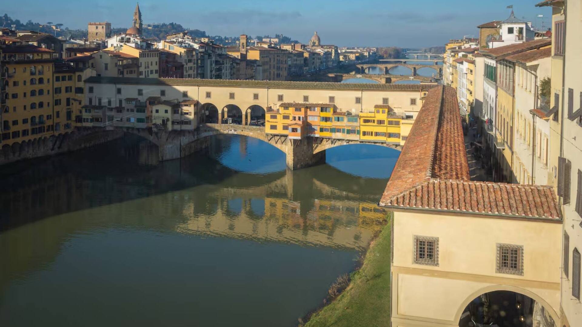 Vista aérea donde se aprecia el corredor construido por Giorgio Vasari en el siglo XVI en Florencia, que parte del edificio de los Uffizi, va paralelo al río y luego sigue sobre las casas del Ponte Vecchio. Imagen cedida por la Galería de los Uffizi
