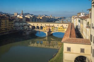 Vista aérea donde se aprecia el corredor construido por Giorgio Vasari en el siglo XVI en Florencia, que parte del edificio de los Uffizi, va paralelo al río y luego sigue sobre las casas del Ponte Vecchio. Imagen cedida por la Galería de los Uffizi