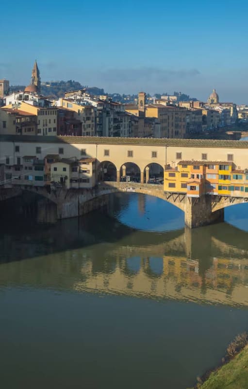 Vista aérea donde se aprecia el corredor construido por Giorgio Vasari en el siglo XVI en Florencia, que parte del edificio de los Uffizi, va paralelo al río y luego sigue sobre las casas del Ponte Vecchio. Imagen cedida por la Galería de los Uffizi