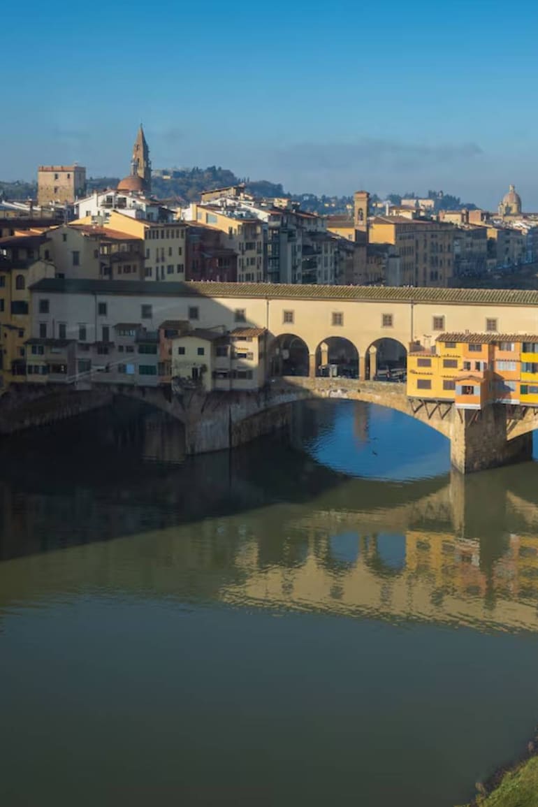 Vista aérea donde se aprecia el corredor construido por Giorgio Vasari en el siglo XVI en Florencia, que parte del edificio de los Uffizi, va paralelo al río y luego sigue sobre las casas del Ponte Vecchio. Imagen cedida por la Galería de los Uffizi