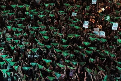Vista aérea que muestra a manifestantes mostrando pañuelos verdes frente al Congreso argentino en Buenos Aires, el 10 de diciembre de 2020