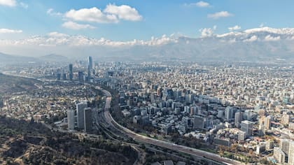 Vista aérea tomada con un dron de la ciudad de Santiago, Chile