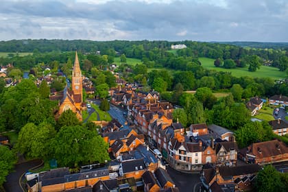 Vista al amanecer de Lyndhurst, una Gran aldea y parroquia civil ubicada en el Parque Nacional New Forest en Hampshire, Inglaterra, Reino Unido