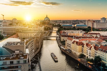 Vista al río en el horizonte de Berlín con la Catedral