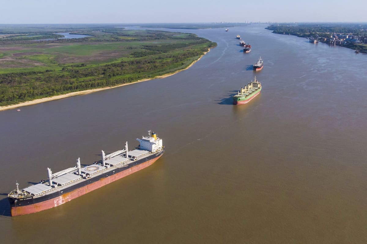 Vista área de la hidrovía Paraná-Paraguay, por donde salen el 80% de las exportaciones del país