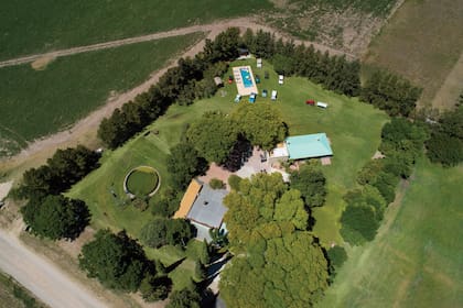 Vista área desde un drone de la chacra. Se pueden ver diez de los once autos que tiene en “El Refugio LSM”, como también un tractor Hanomag del año 58.
