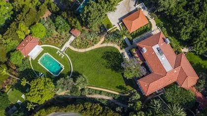 Vista completa del predio con las construcciones, el amplio parque y la piscina
