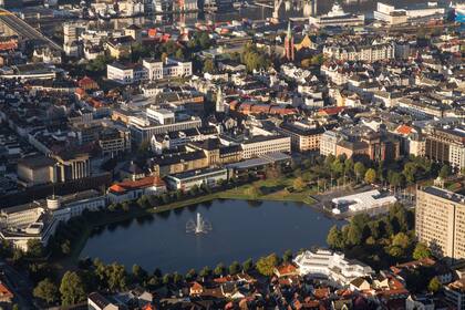 Vista de Bergen, con el lago Lille Lungegårdsvannet en el centro.