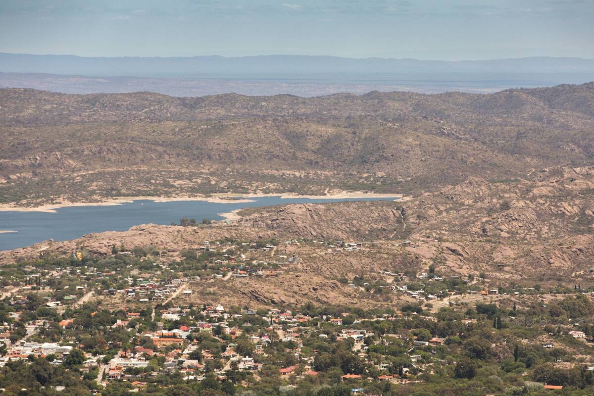 Vista de Capilla del Monte desde el cerro Uritorco