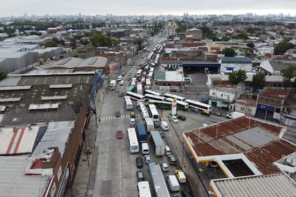 Vista de colapso de autos que intentan entrar a la capital por el puente Alsina, uno de los poco accesos abierto