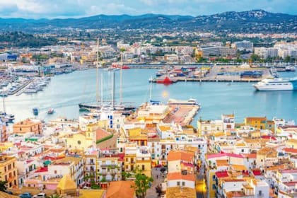 Vista de Ibiza, España, uno de los destinos de playa más buscados por los okupas