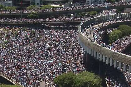 Vista de la autopista colapsada