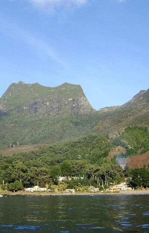 Vista de la Bahía Cumberland, en la isla Robinson Crusoe, con el cerro El Yunque en el fondo
