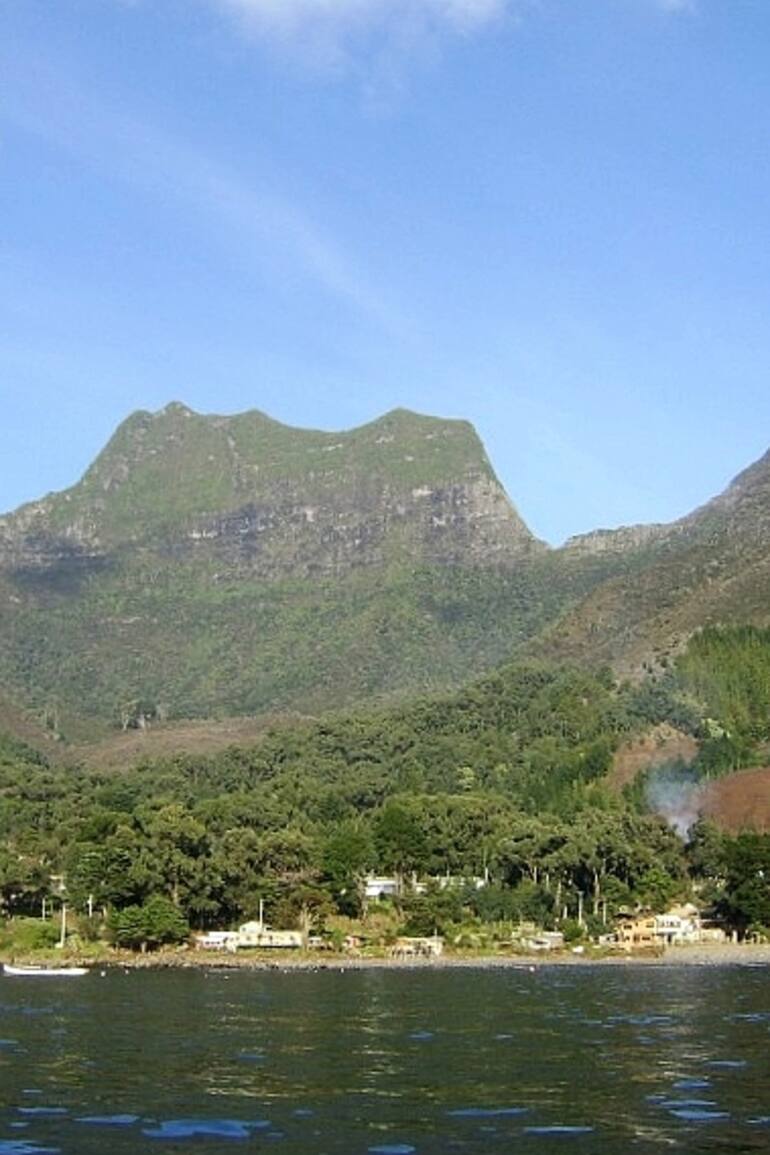 Vista de la Bahía Cumberland, en la isla Robinson Crusoe, con el cerro El Yunque en el fondo
