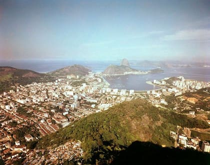 Vista de la Bahía de Guanabanara en 1960. Río de Janeiro fue la capital de Brasil hasta ese año, pero estuvo lejos de tener el desarrollo industrial de São Paulo