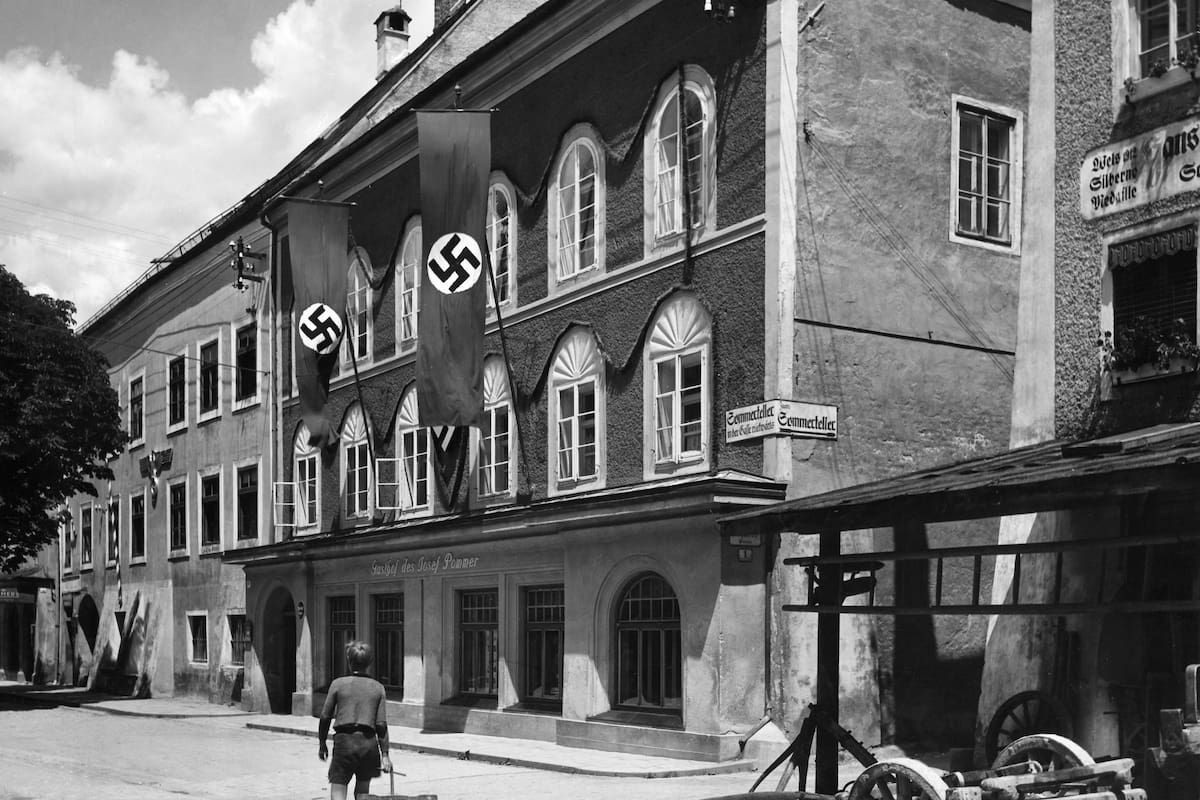 Vista de la calle con la casa natal de Adolf Hitler. En el auge del nazismo, Martin Bormann, el poderoso secretario privado de Hitler, la compró y se la regaló (Photo by Wolff & Tritschler/ullstein bild via Getty Images)