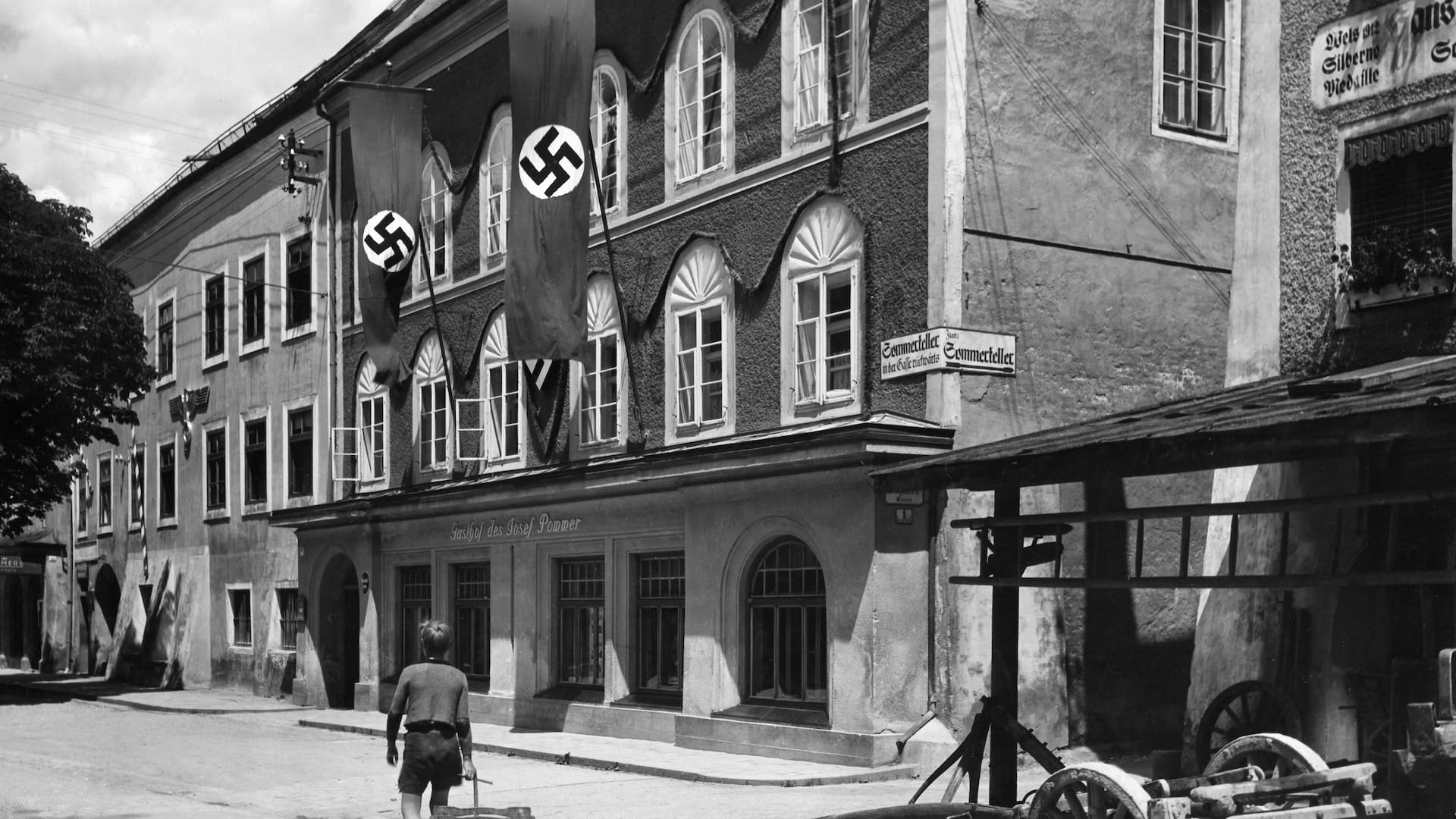 Vista de la calle con la casa natal de Adolf Hitler. En el auge del nazismo, Martin Bormann, el poderoso secretario privado de Hitler, la compró y se la regaló (Photo by Wolff & Tritschler/ullstein bild via Getty Images)