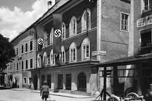 Vista de la calle con la casa natal de Adolf Hitler. En el auge del nazismo, Martin Bormann, el poderoso secretario privado de Hitler, la compró y se la regaló (Photo by Wolff & Tritschler/ullstein bild via Getty Images)
