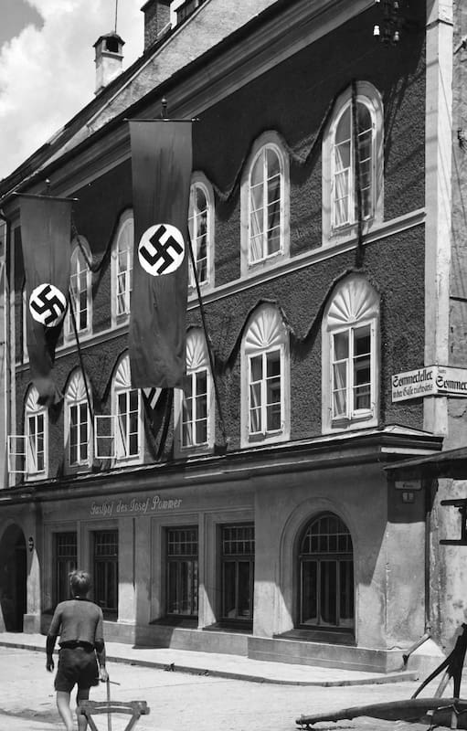 Vista de la calle con la casa natal de Adolf Hitler. En el auge del nazismo, Martin Bormann, el poderoso secretario privado de Hitler, la compró y se la regaló (Photo by Wolff & Tritschler/ullstein bild via Getty Images)