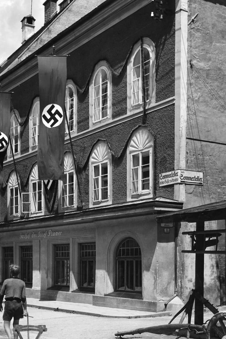 Vista de la calle con la casa natal de Adolf Hitler. En el auge del nazismo, Martin Bormann, el poderoso secretario privado de Hitler, la compró y se la regaló (Photo by Wolff & Tritschler/ullstein bild via Getty Images)