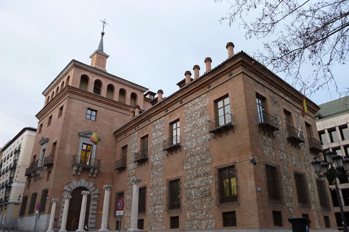 Vista de la Casa de las Siete Chimeneas de Madrid (España) desde el ángulo sureste.