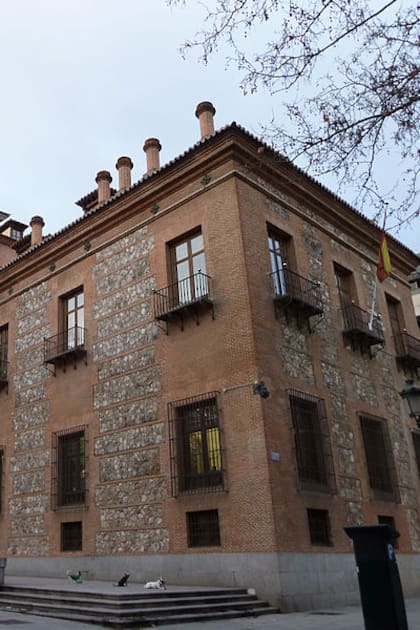 Vista de la Casa de las Siete Chimeneas de Madrid (España) desde el ángulo sureste.