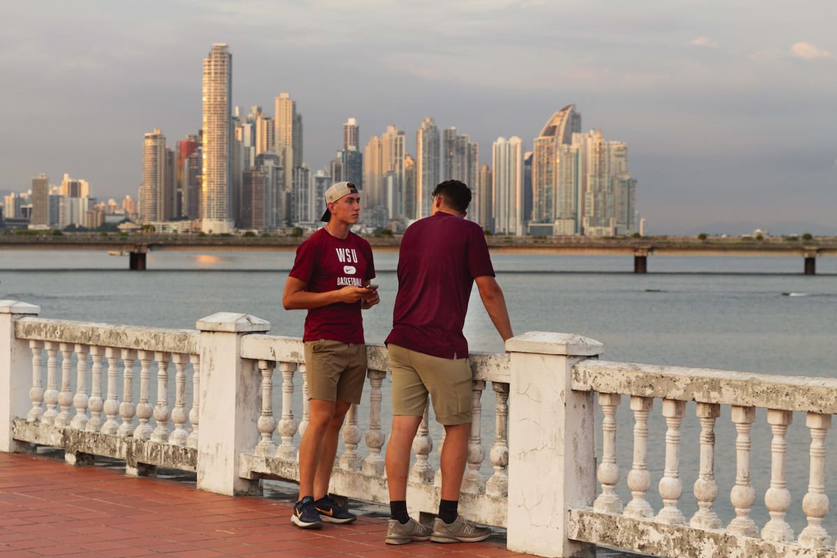 vista de la ciudad moderna desde el paseo las bóvedas