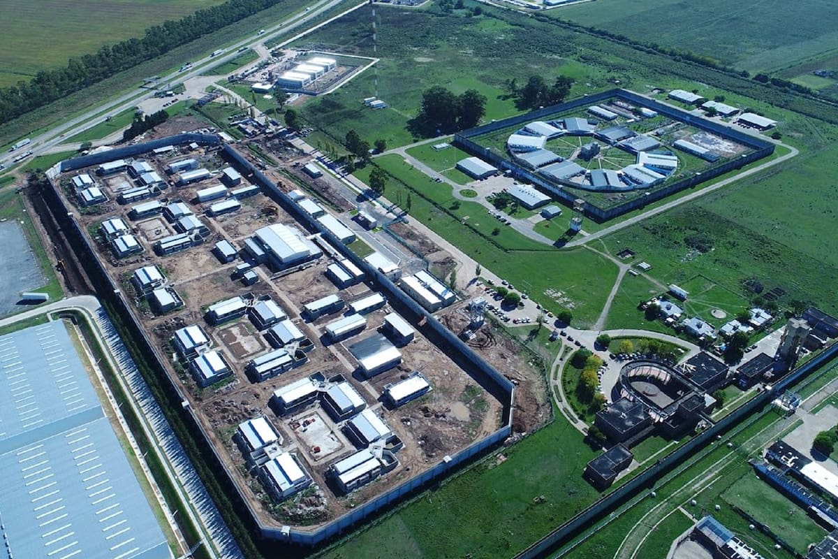 Vista de la construcción de la nueva Unidad Modelo de Jóvenes, junto a la Unidad 41 de Campana, de diseño clásico de panóptico
