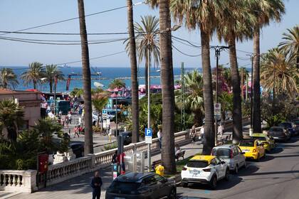 Vista de la costanera con palmeras frente al Mediterráneo.