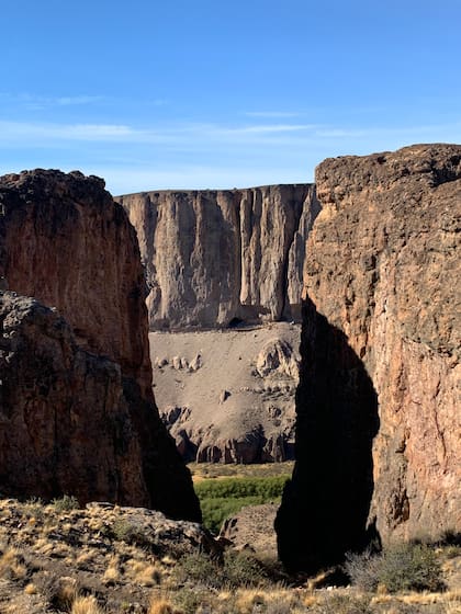 Vista de la Cueva de las Manos desde el inicio del sendero.