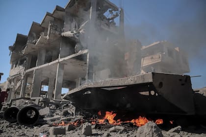 Vista de la destrucción tras un ataque aéreo israelí dirigido contra un taller de herrería en el barrio de Al-Sabra, en la ciudad de Gaza