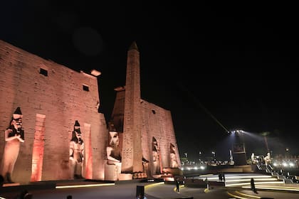 Vista de la entrada al Templo de Luxor antes de la ceremonia de reapertura de la Avenida de las Esfinges, 25 de noviembre de 2021, en Luxor, Egipto. (AP Foto/Mohamed El-Shahed)