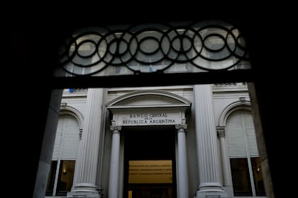 Vista de la entrada principal del Banco Central en Buenos Aires